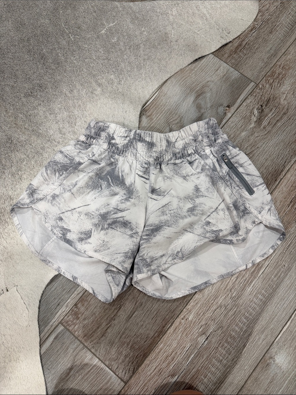 lululemon Tracker shorts gray and white size 8